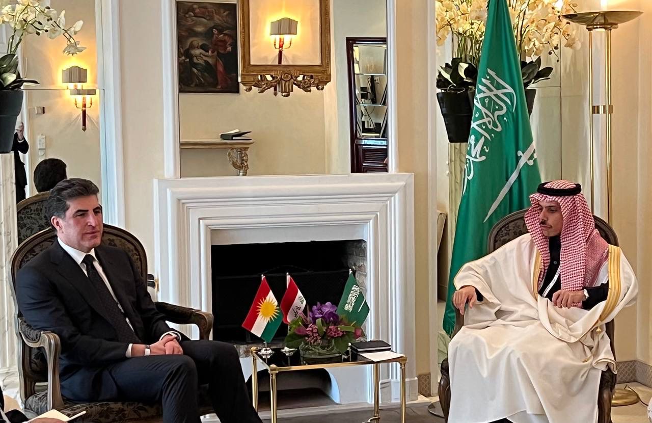 نێچیرڤان بارزانی، سه‌رۆكی هه‌رێمی كوردستان له‌گه‌ڵ شازاده‌ فه‌يسه‌ل بن فه‌رحان ئال سعوود، وه‌زيرى ده‌ره‌وه‌ى عه‌ره‌بستانى سعوديه‌ كۆبووه‌وه‌